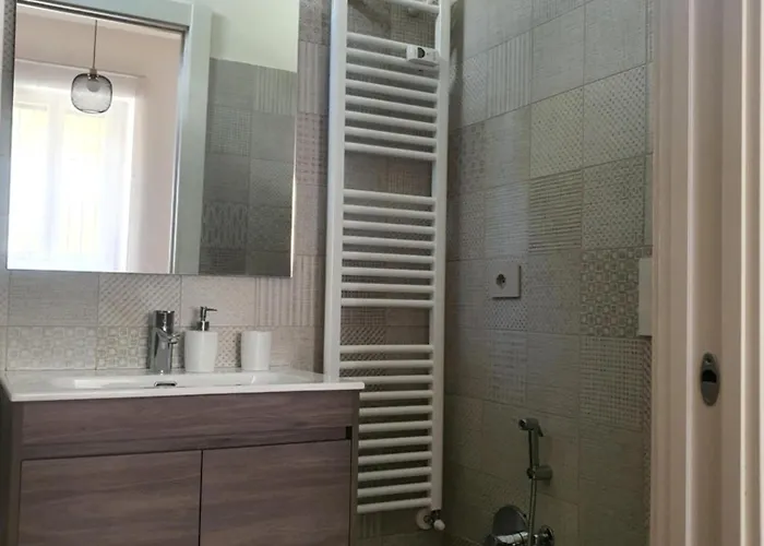 - Garden - Private Bathroom Guest house Turin